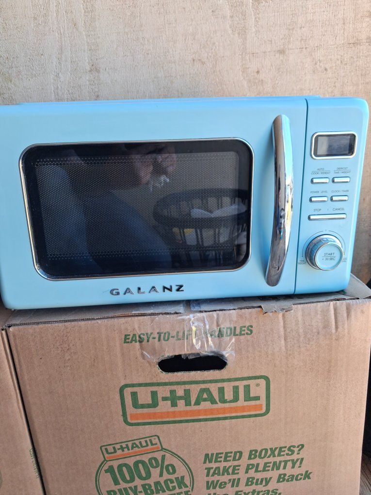 Galanz GLCMKA07RDR-07 Retro Series .7 cu ft 700W Countertop Microwave - Aqua Blue