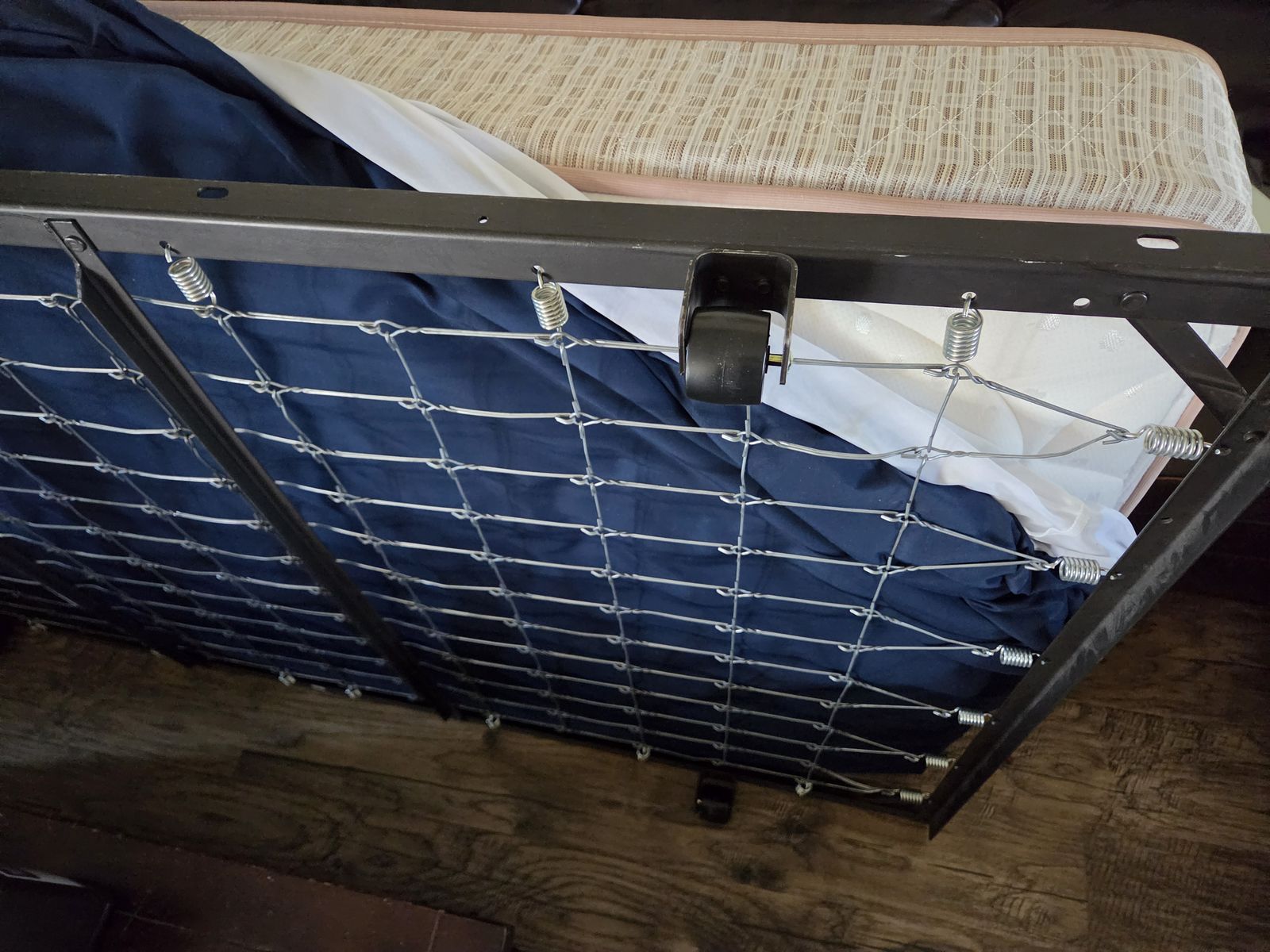 Free trundle day twin bed roll out with clean mattress