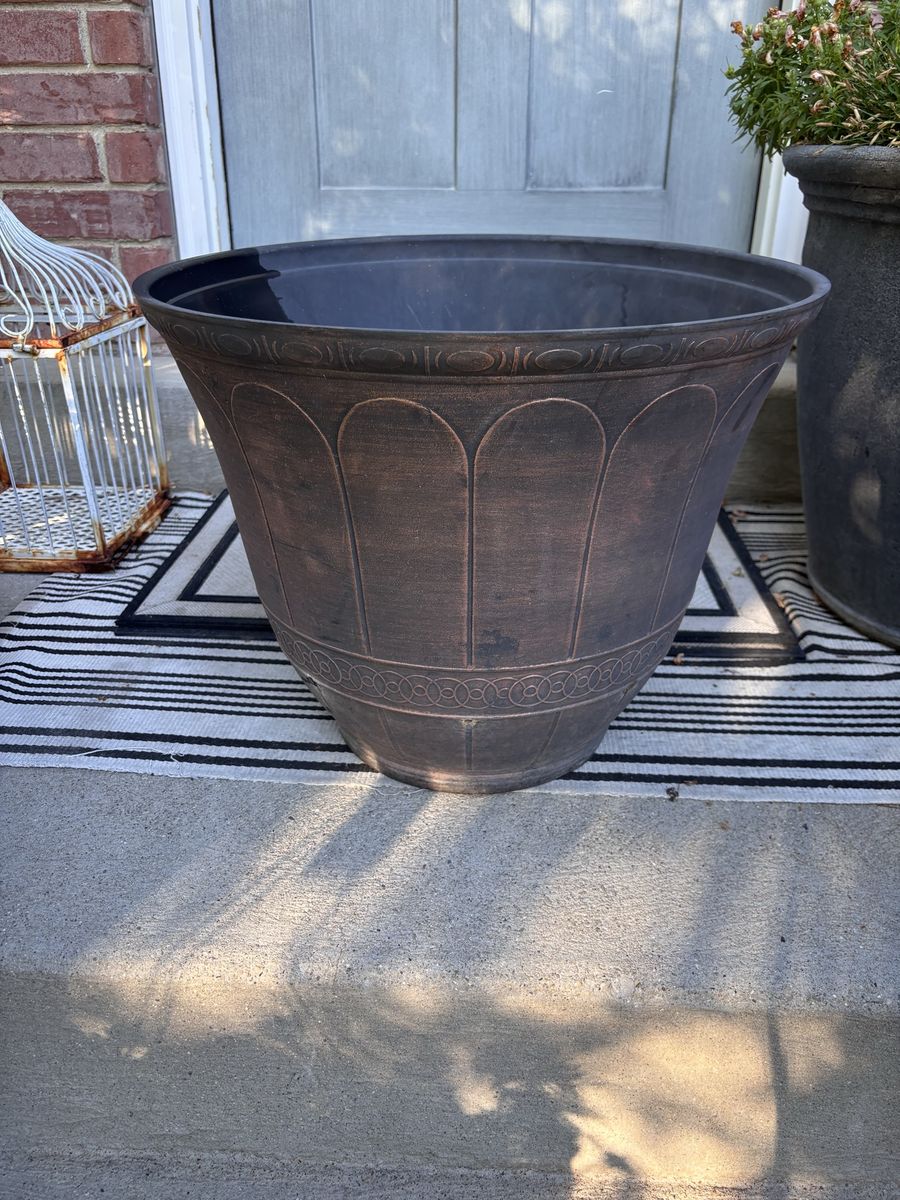 Large Plastic Planter Pot 20x16.