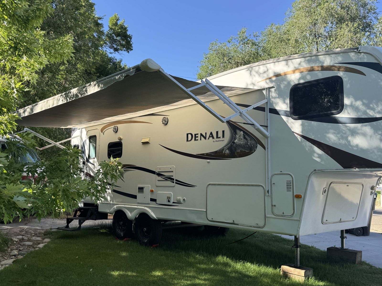 Dutchmen Denali Fifth Wheel Travel Trailer