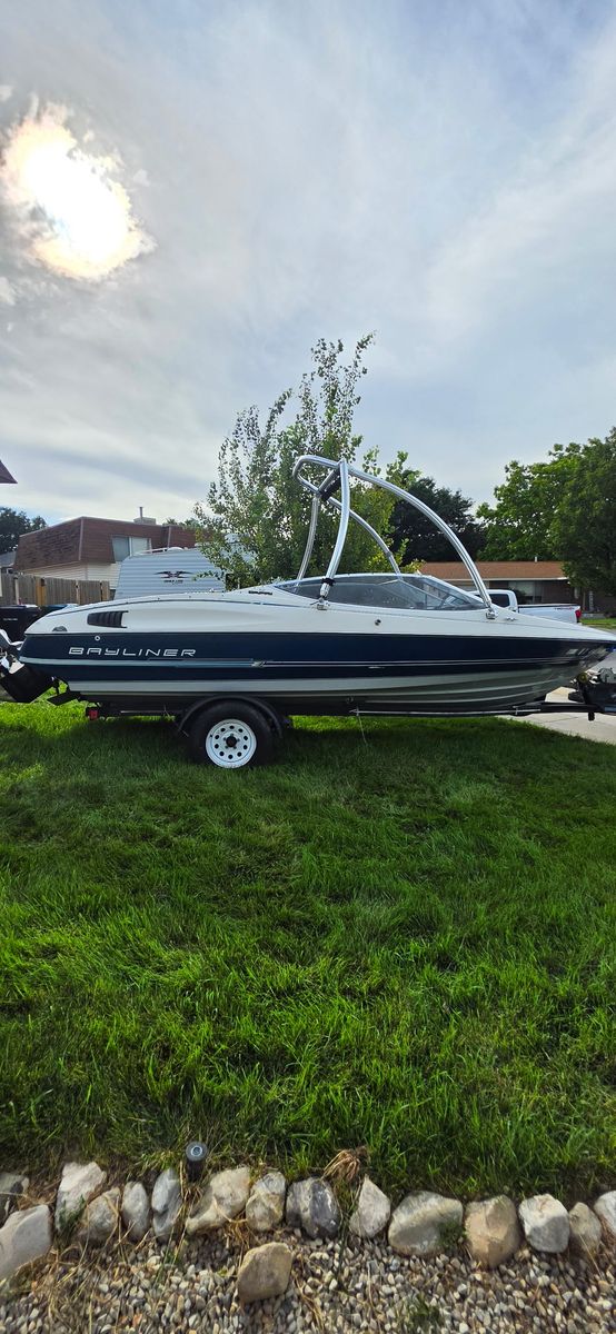 1999 Bayliner Capri 2050 Bowrider with V8 Engine and Wakeboard Tower