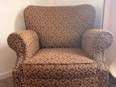 Traditional Rolled Arm Accent Chair