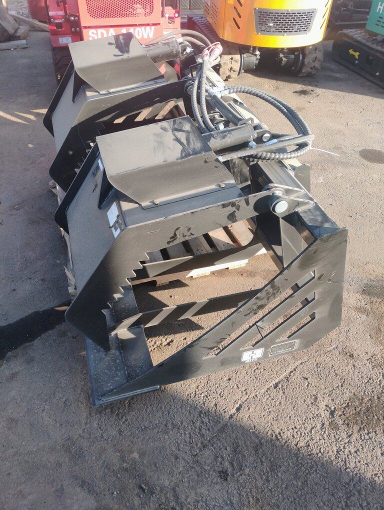 NEW 72 IN SKID STEER GRAPPLE BUCKET
