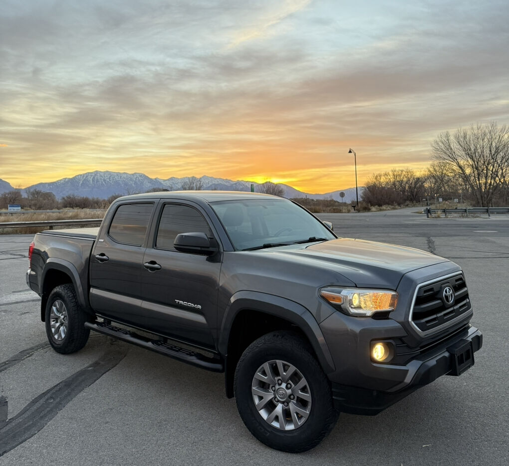 2017 TOYOTA TACOMA SR5