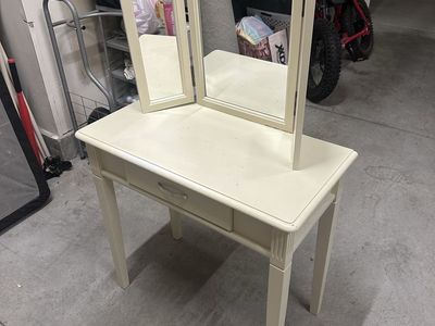 Cream Vanity Table with Tri-Fold Mirror and Single Drawer