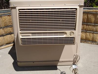NEW LIKE WINDOW MOUNT SWAMP COOLER. MODEL RWC35 / RN35W