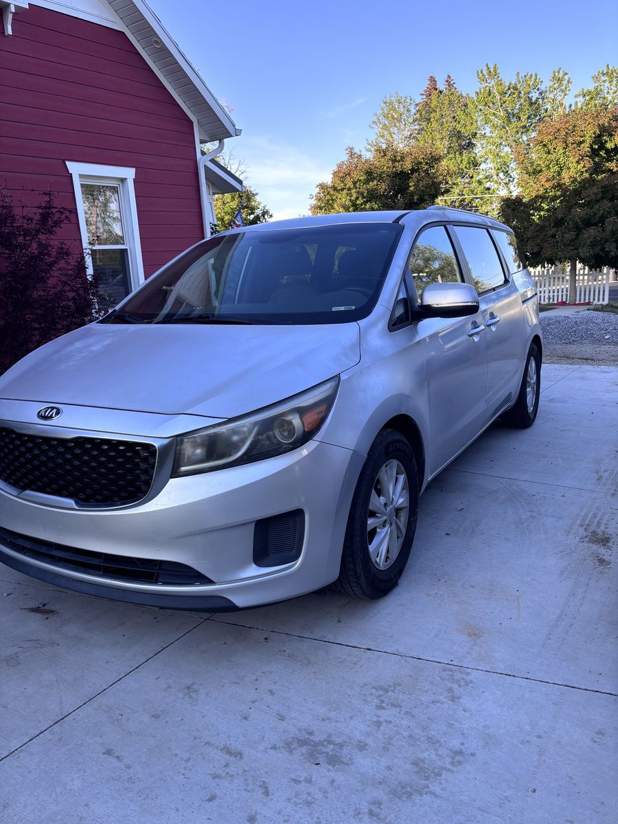 Kia Sedona mini van