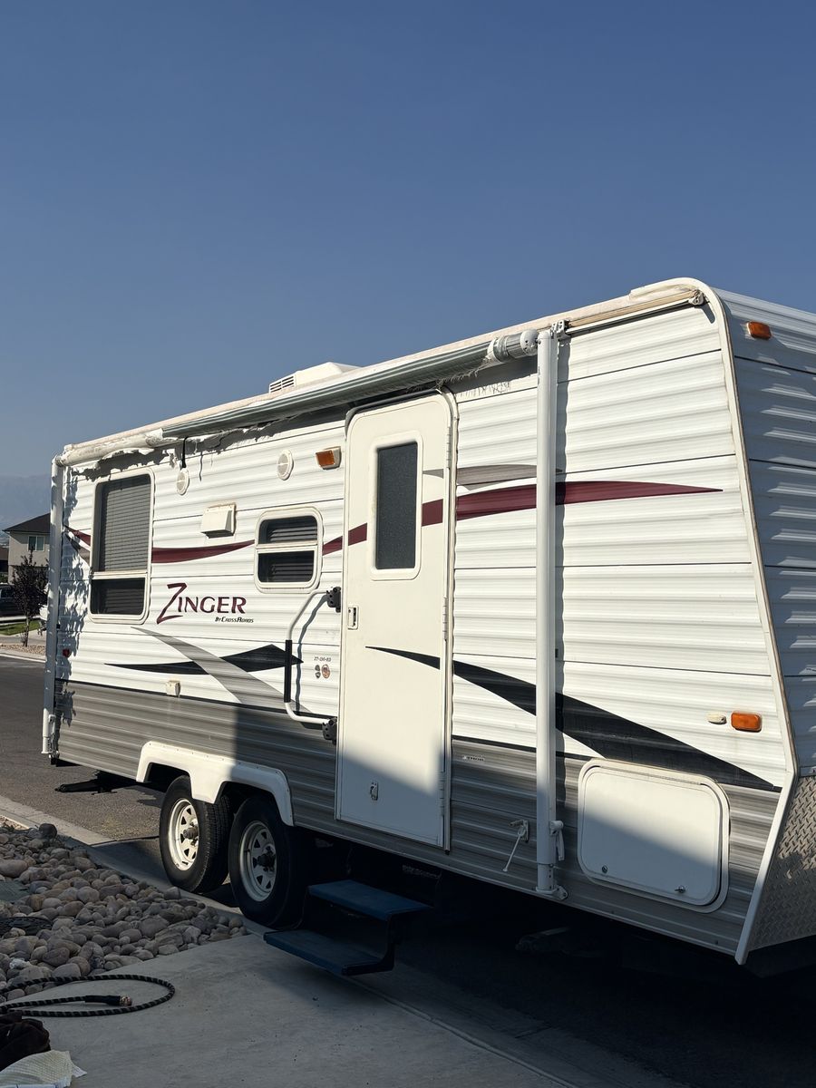 2008 Zinger by Crossroads Travel Trailer - Ready to Camp with Extras