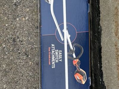 NEW Husqvarna 330iKE 40-volt 8-in Attachment Capable Edger w/ Battery & Charger