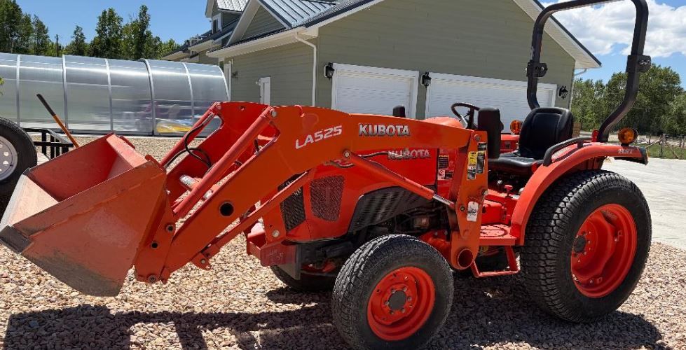 Kubota L3901 Tractor Loader