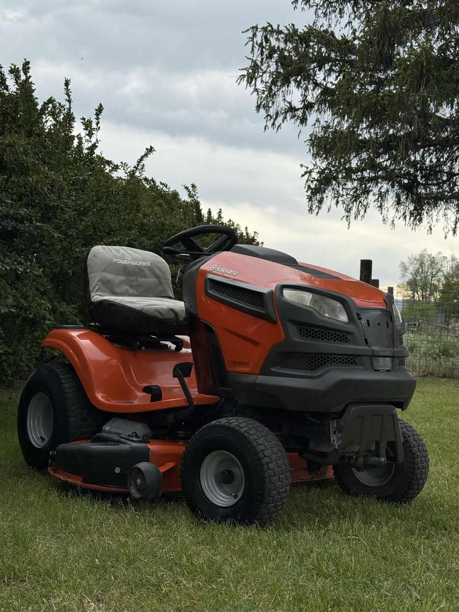 Husqvarna YTH22V46 Riding Lawn Mower