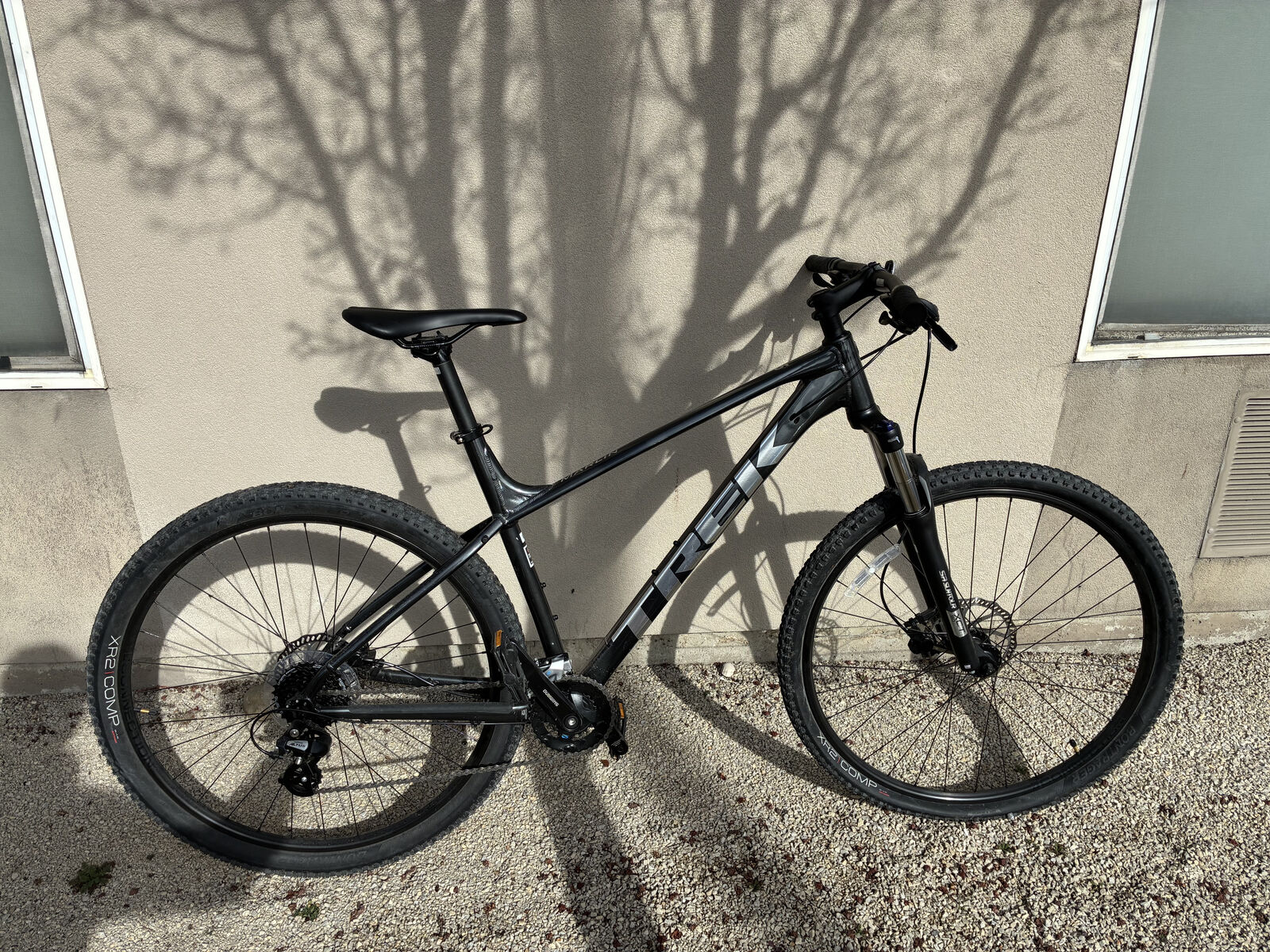 Quality mountain bike with flat tire (bike is worth $700)