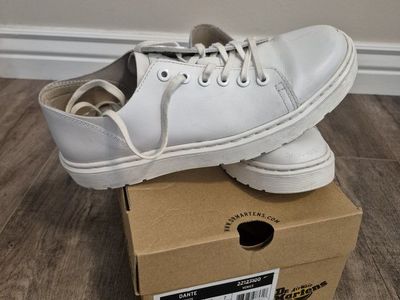 Dr. Martens white Dante shoes, unisex size 9W or 8M. Marching band shoes or temple shoes!