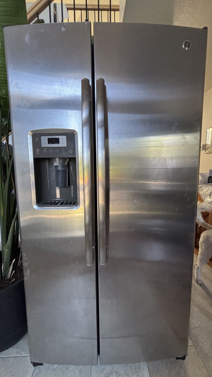 GE Adora refrigerator - works great