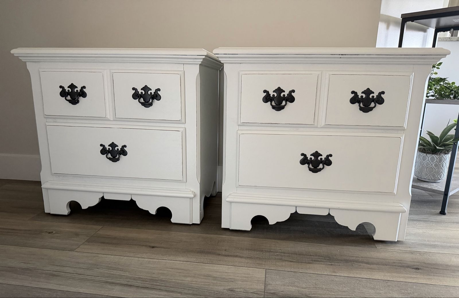 Gorgeous set of Thomasville nightstands