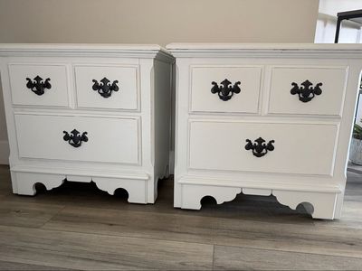 Gorgeous set of Thomasville nightstands
