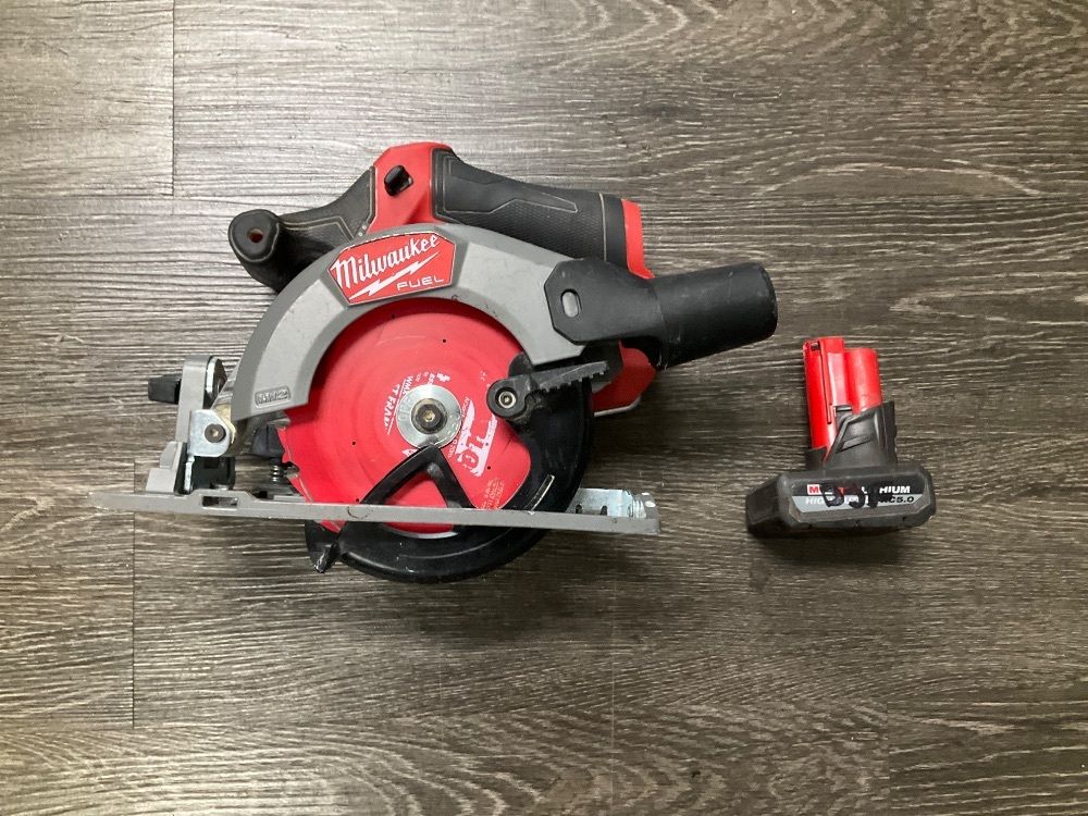 MILWAUKEE 2521-20 BRUSHLESS 5-3/8 INCHES CIRCULAR SAW WITH 5AH 12V BATTERY BIN