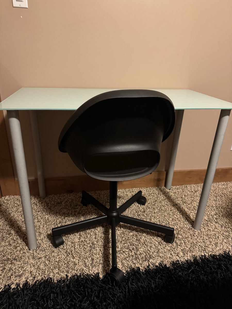 Black desk chair