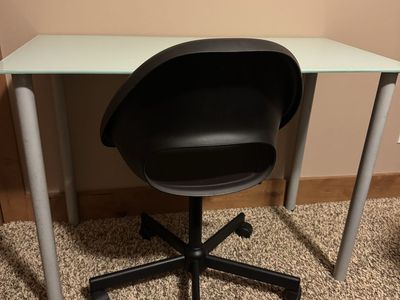 Black desk chair
