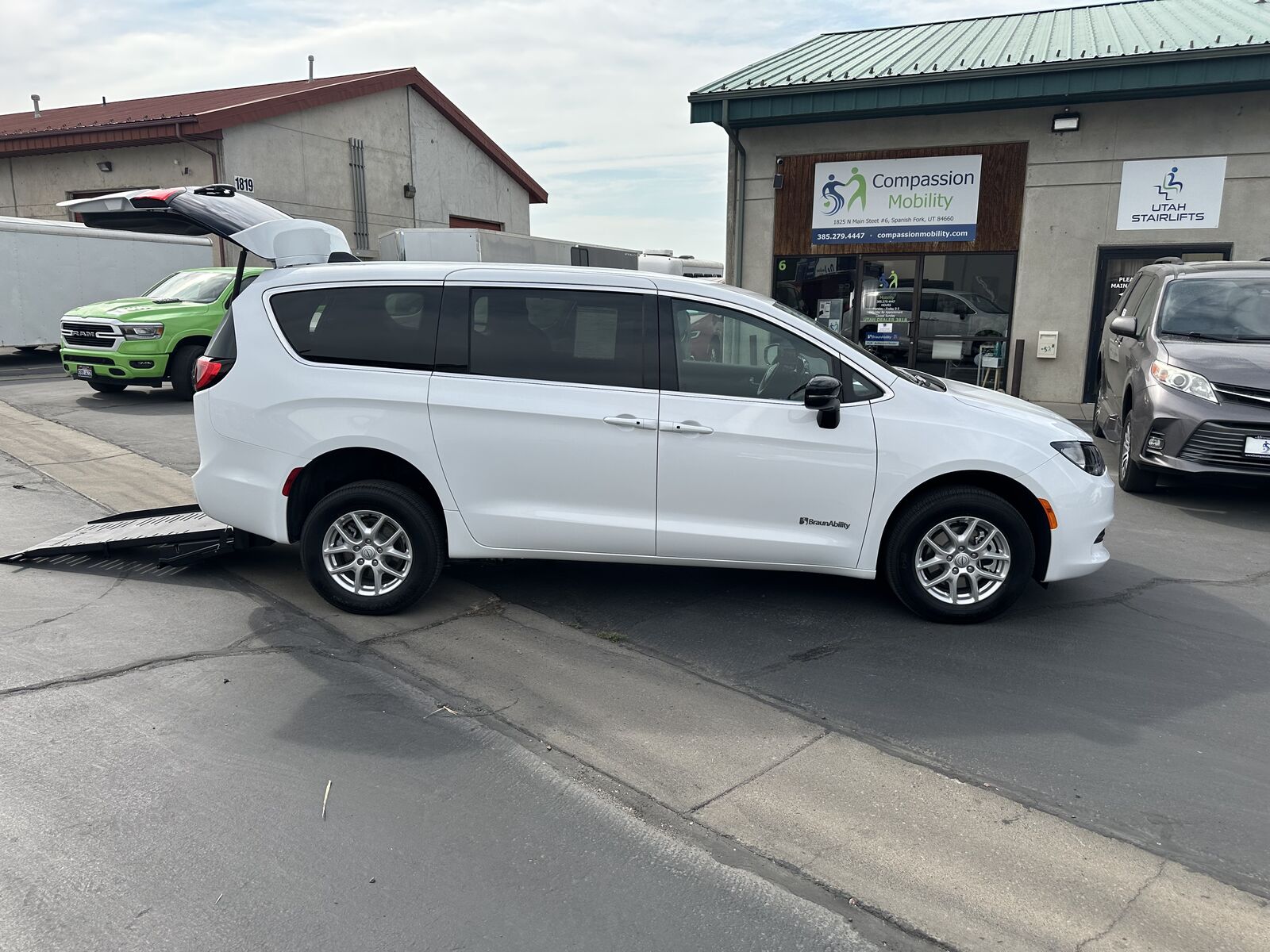 2025 Chrysler Voyager LX