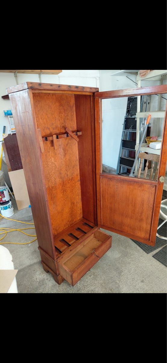 Locking Gun/ Rifle Cabinet $40.