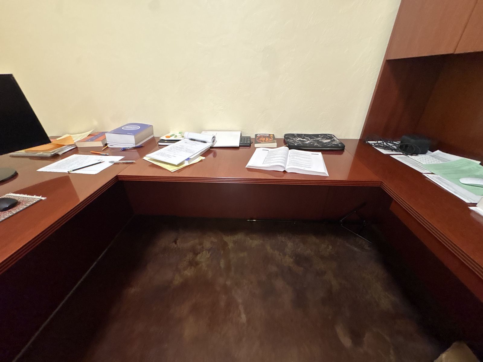 Executive U-shaped desk w/ hutch & credenza w/ storage $900 cash/venmo in Draper
