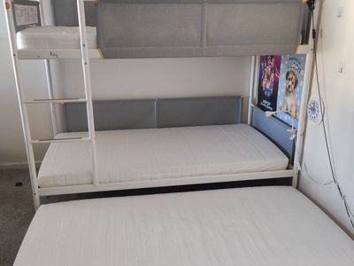 Bunk beds+extra bed+3mattresses+2lamps+2pockets