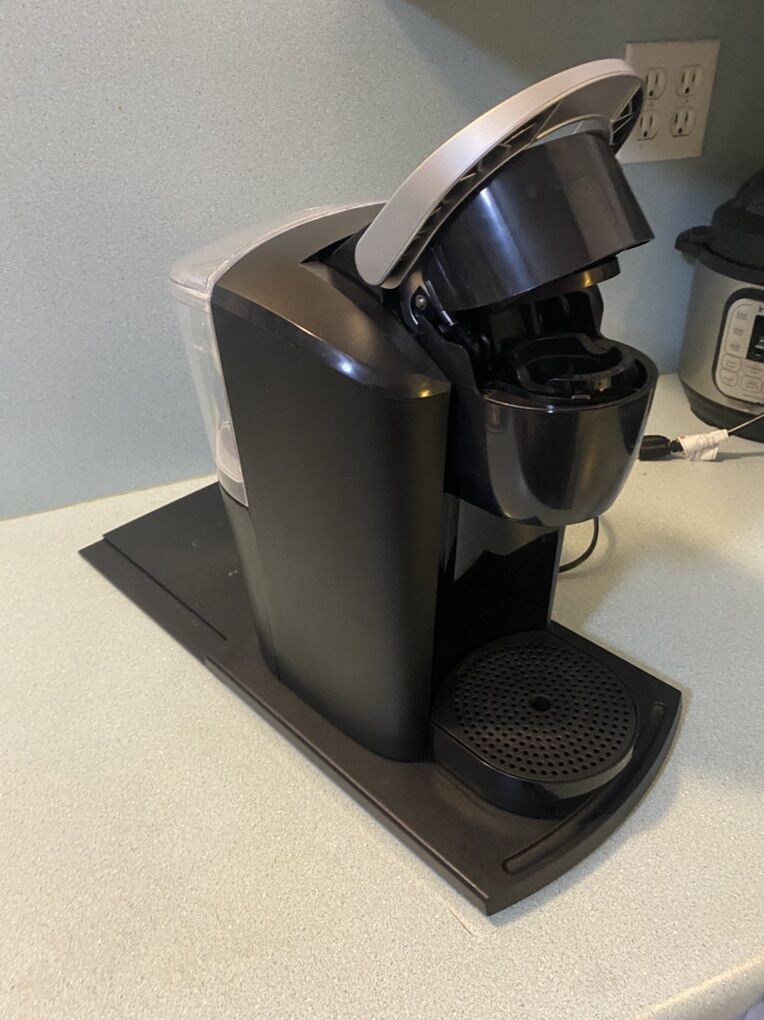 Kuerig k cup maker with platform slider.
