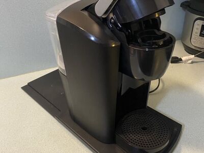 Kuerig k cup maker with platform slider.
