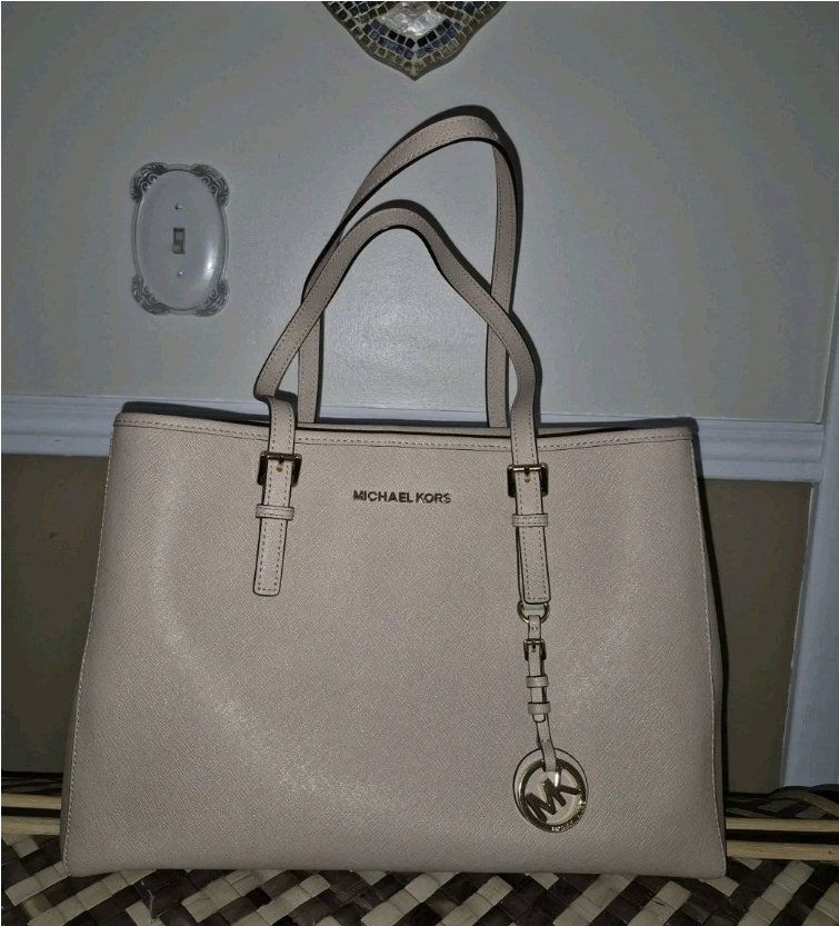 Michael Kors Jet Set Travel Large Tote Saffiano Leather Beige Clasp Signature Hangtag Charm