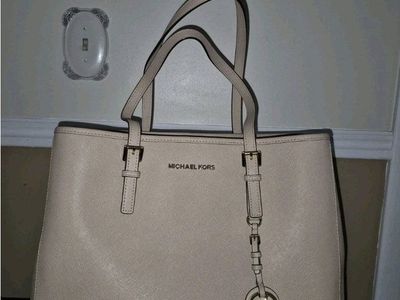 Michael Kors Jet Set Travel Large Tote Saffiano Leather Beige Clasp Signature Hangtag Charm
