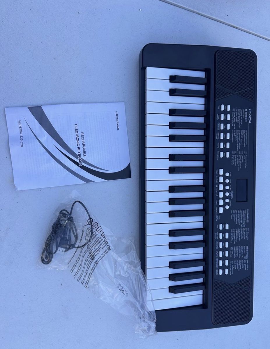 New Piano Keyboard for Beginners, 37 Keys Built-in 1200mA Rechargeable Battery Electronic Piano