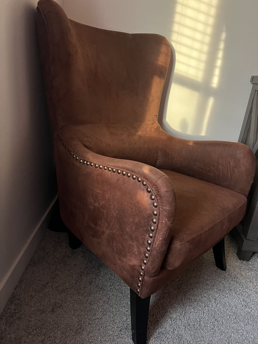 Elegant High-Back Accent Chair – Suede – Good Condition