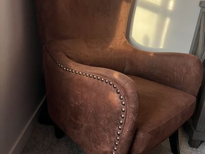 Elegant High-Back Accent Chair – Suede – Good Condition