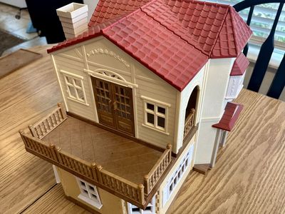 Calico Critters Red Roof Cozy Cottage, Dollhouse Playset with Figure, Furniture and Accessories