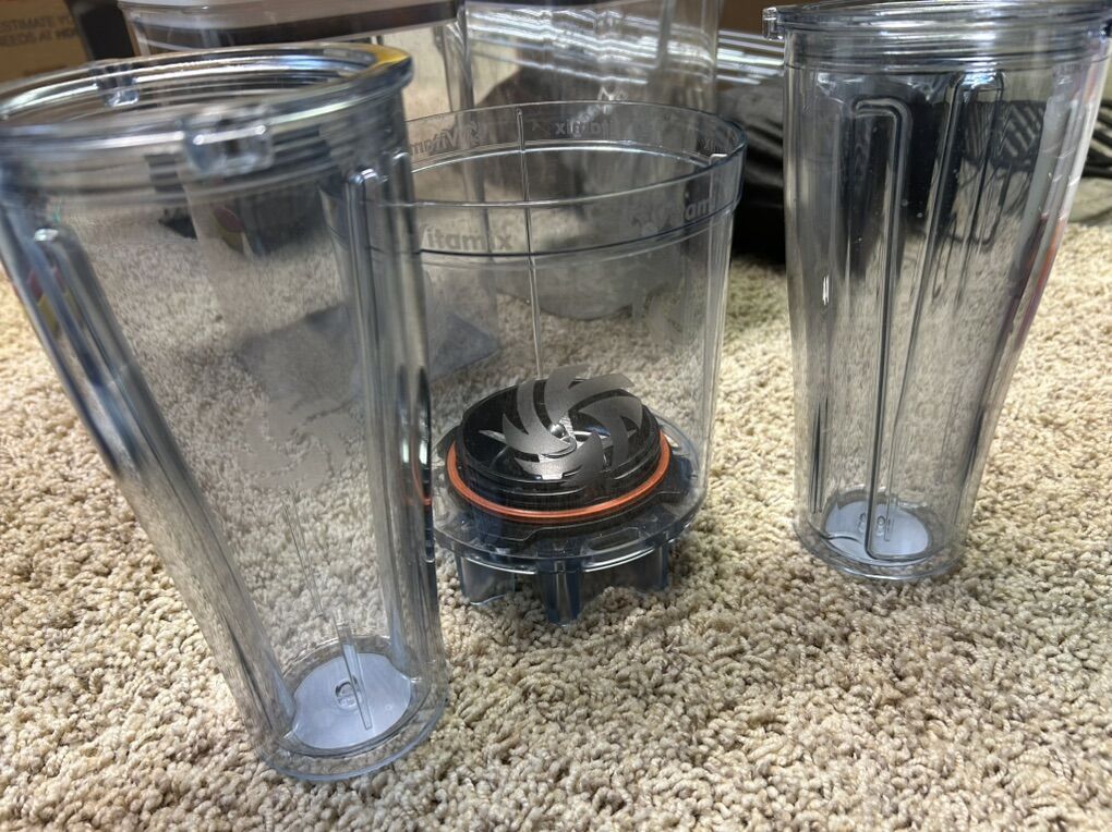 Vitamix Personal cup Adapter & Two 20oz Cups