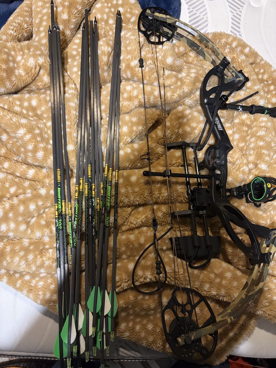 Bear Cruzer G3 Compound Bow Camo Right Handed Archery Set with Arrows