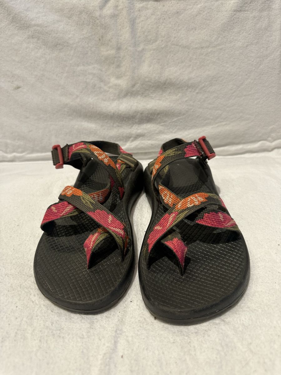 Chaco women’s size 8 olive green with bright flowers lightly used hiking sandals