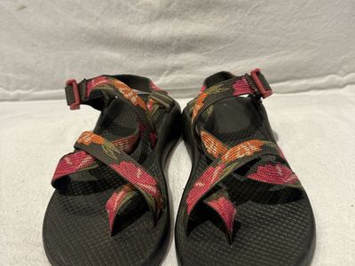 Chaco women’s size 8 olive green with bright flowers lightly used hiking sandals