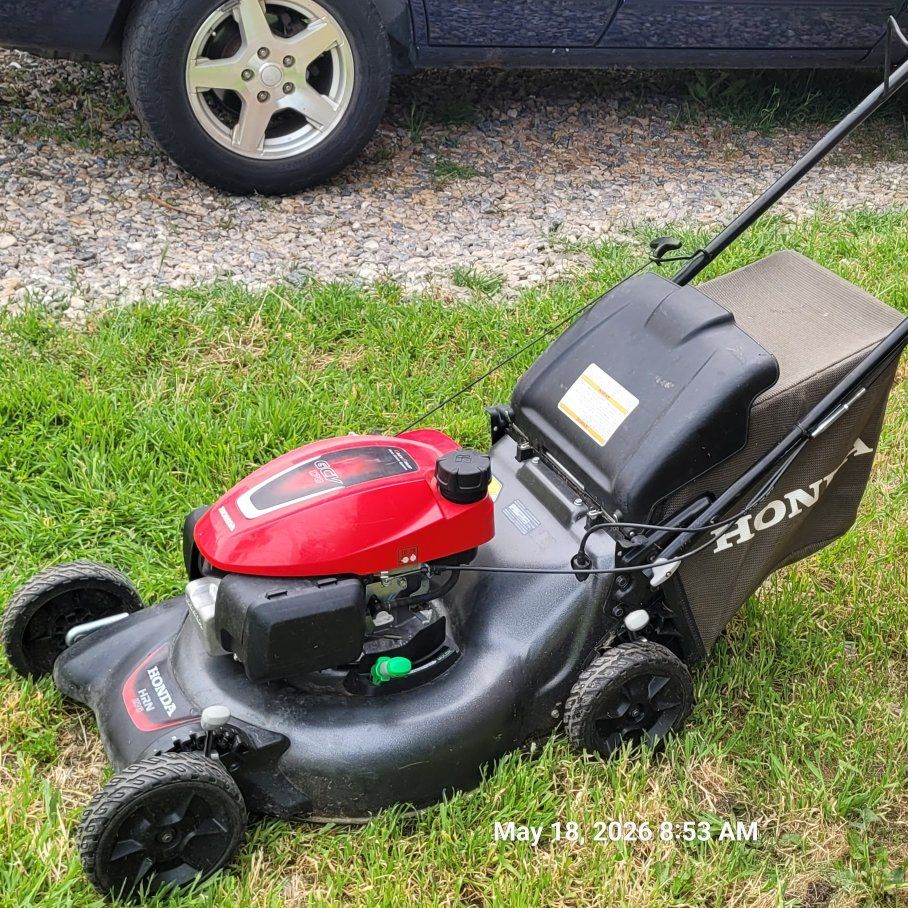 nice Honda HRN 216. lawn mower self propelled
