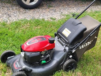 nice Honda HRN 216. lawn mower self propelled