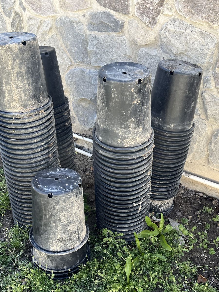 5 gallon unused planting pots.