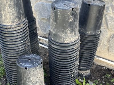 5 gallon unused planting pots.