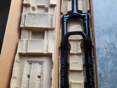 RockShox Yari RC Mountain Bike Fork 29" 160mm DebonAir Boost 15x110 42mm Offset