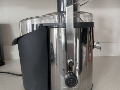BELLA High-Power Stainless Steel Electric Juice Extractor