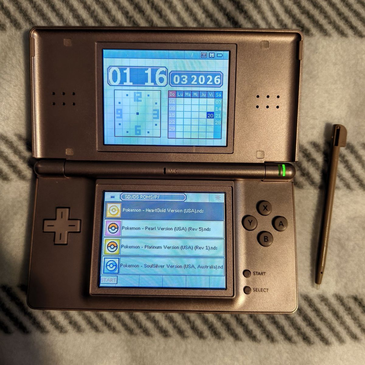 Nintendo ds lite rose gold with 1734 games on r4