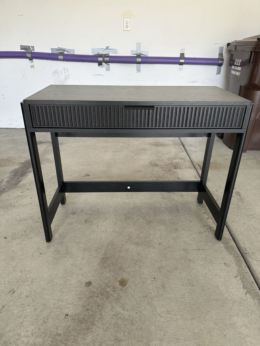 Walker Edison Holmes Modern Reeded Desk