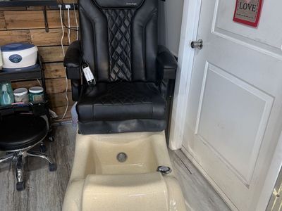 Pedicure chair with massage
