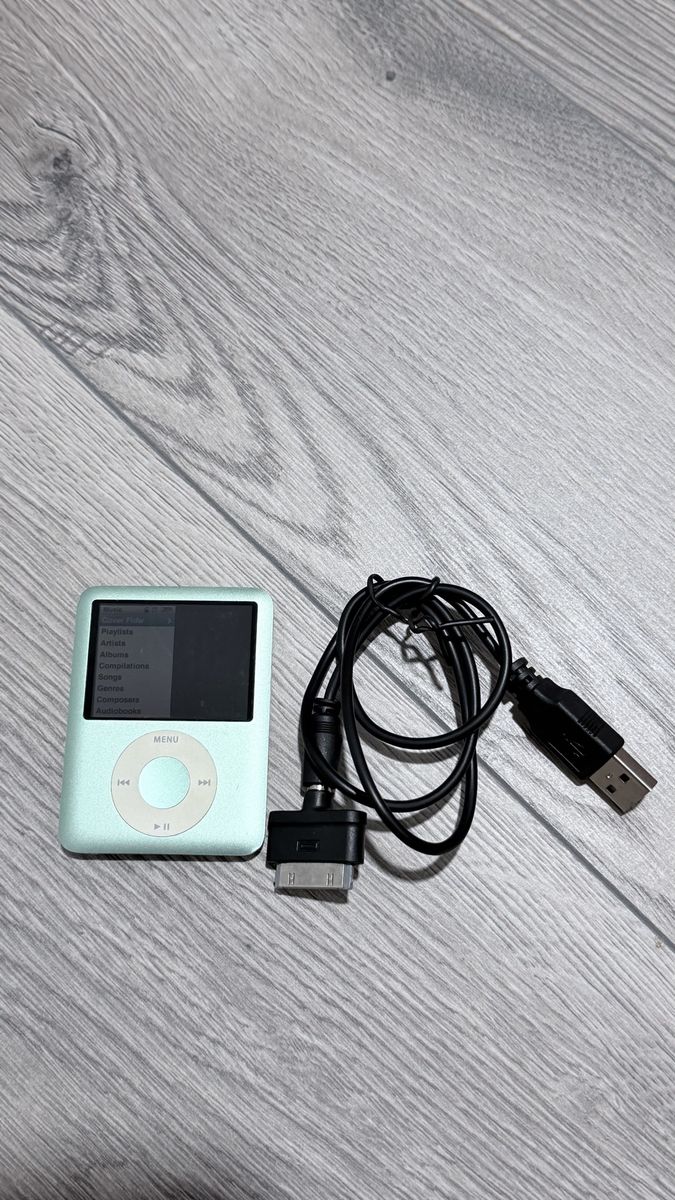 Apple iPod Nano 3rd Gen 8GB MP3/MP4 Player - Mint Green, with USB Cable