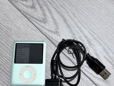 Apple iPod Nano 3rd Gen 8GB MP3/MP4 Player - Mint Green, with USB Cable
